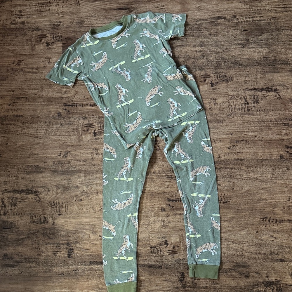 Green Tiger 🐅 Pajama Set size 12 - Picture 1 of 4